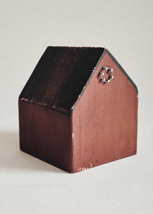 Joelle Yu, Red House, Black Roof